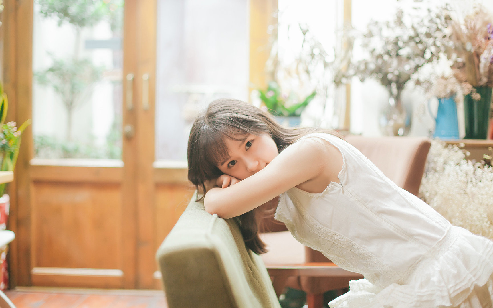 绿色环保足球场成为城市新名片，打造“绿色足球城市”，足球场绿色草坪背景图